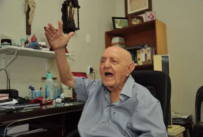 Padre Sátiro recebe alta hospitalar e volta para casa em Mossoró
