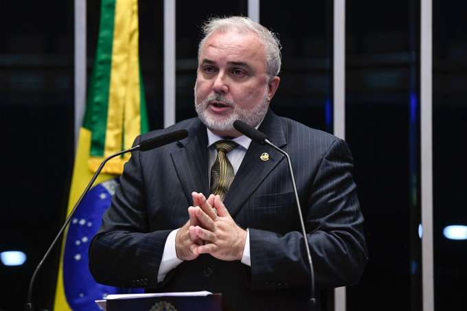 Senador traído por Fátima ganha prêmio por atuação no Congresso