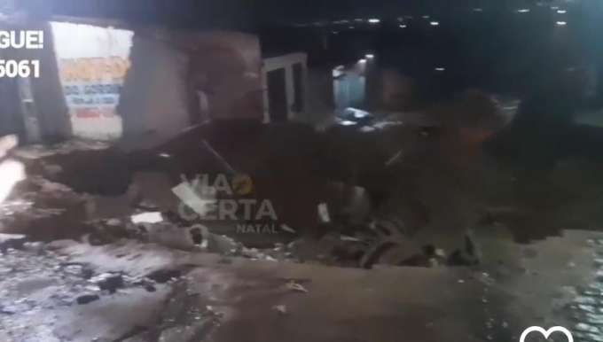 Cratera engole parte de casa em Felipe Camarão