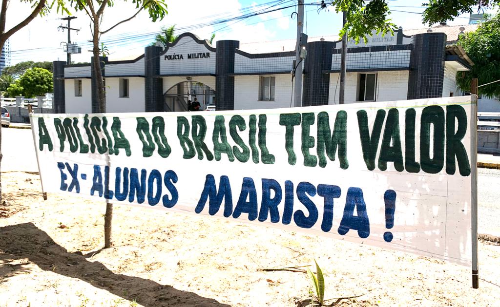 Ex-alunos do Marista prestam homenagem a Polícia Militar