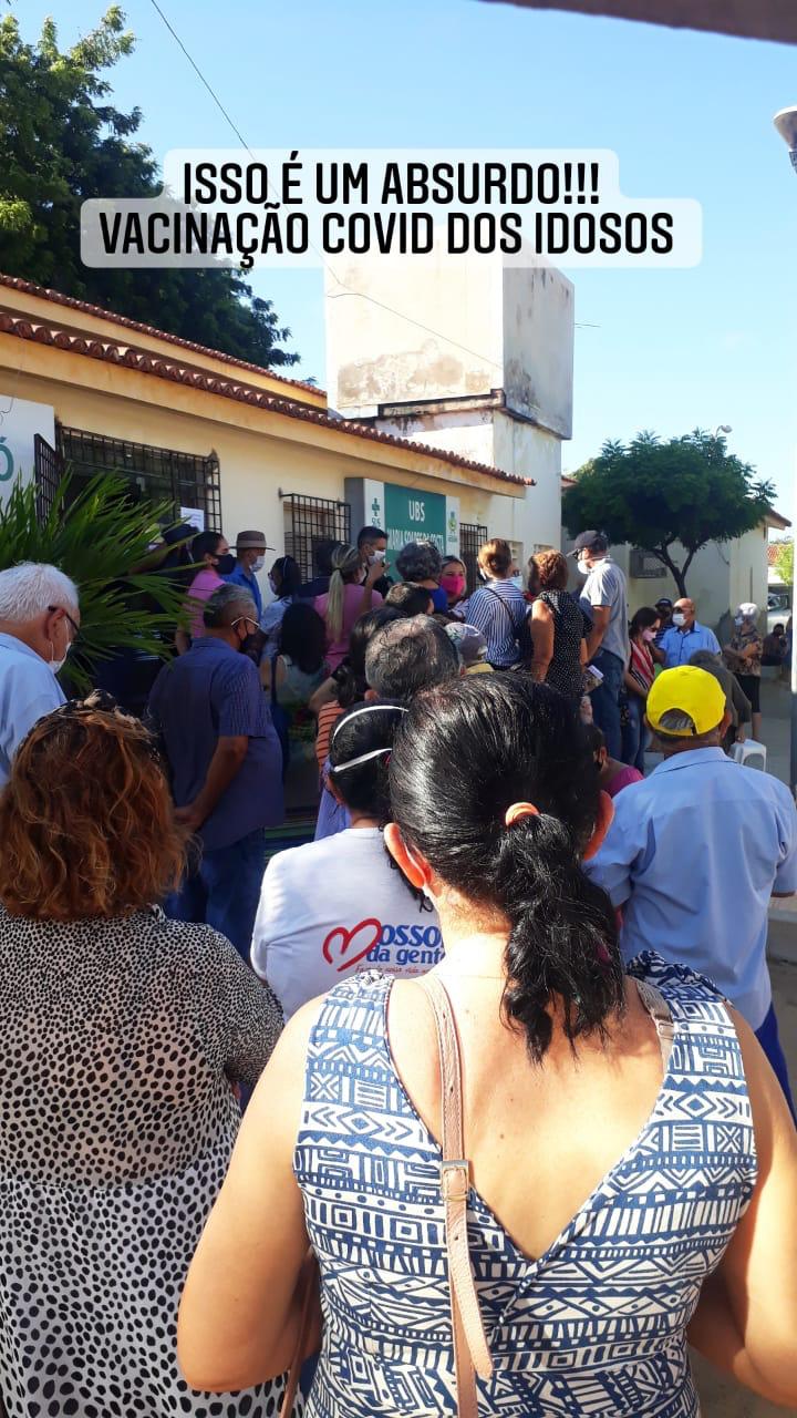 Início da vacinação de idosos em Mossoró registra aglomeração e doses acabam ainda pela manhã