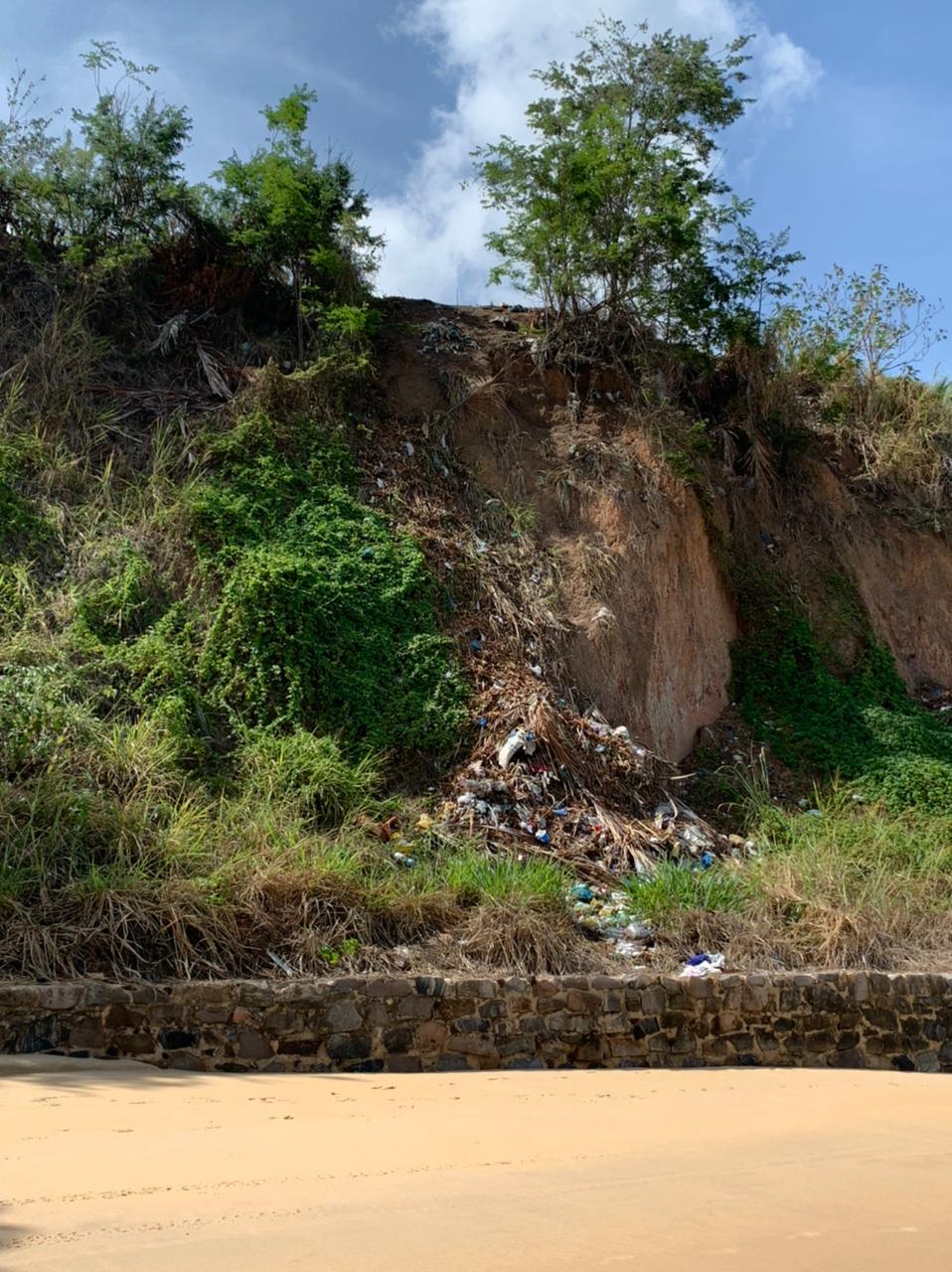 Prefeita de Baía Formosa que destruiu chafariz faz das falésias um lixão