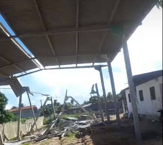 Parte de galpão desaba na zona Norte; Há feridos no local