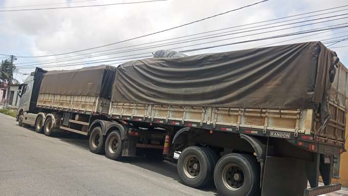 Carreta com 50 toneladas de farinha de trigo é apreendida; carga vale R$ 700 mil