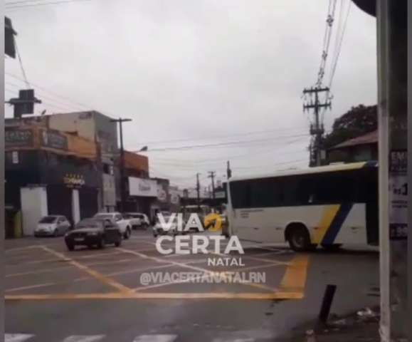 Inacreditável: Semáforo é furtado de cruzamento movimentado de Natal