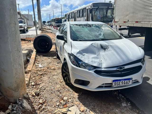 Carro de reportagem da Inter TV é atingido por roda que se soltou de ônibus em Natal
