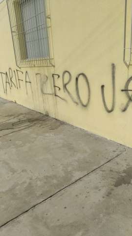[FOTOS] Após protesto de estudantes, STTU amanhece vandalizada