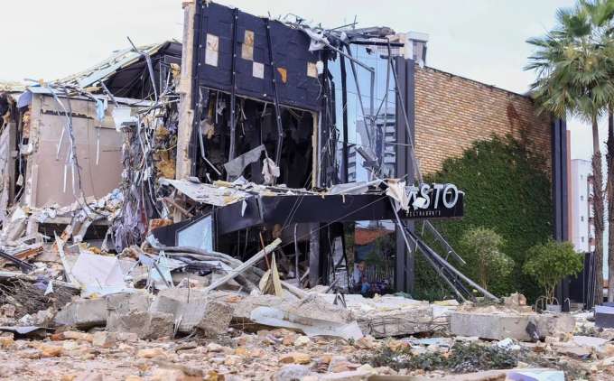 Restaurante da rede Coco Bambu explode e fica totalmente destruído