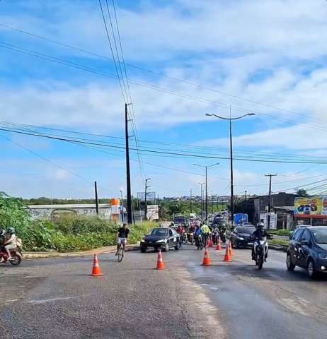Cratera faz mudar trânsito na Avenida Felizardo Moura