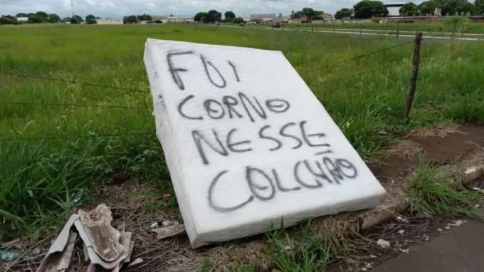 'Fui corno nesse colchão': Recado em objeto abandonado cria mistério em MS