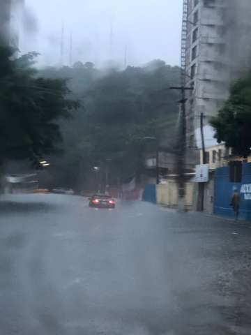 Carro ilhado na “lagoa” da Rua Mipibu