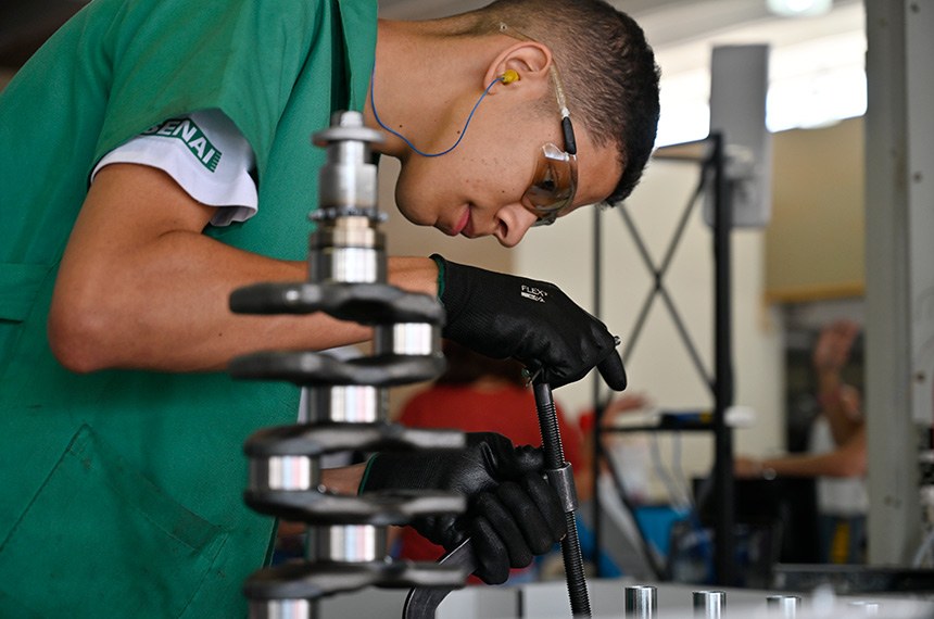 Projeto no senado amplia estágio profissional de dois para três anos durante pandemia