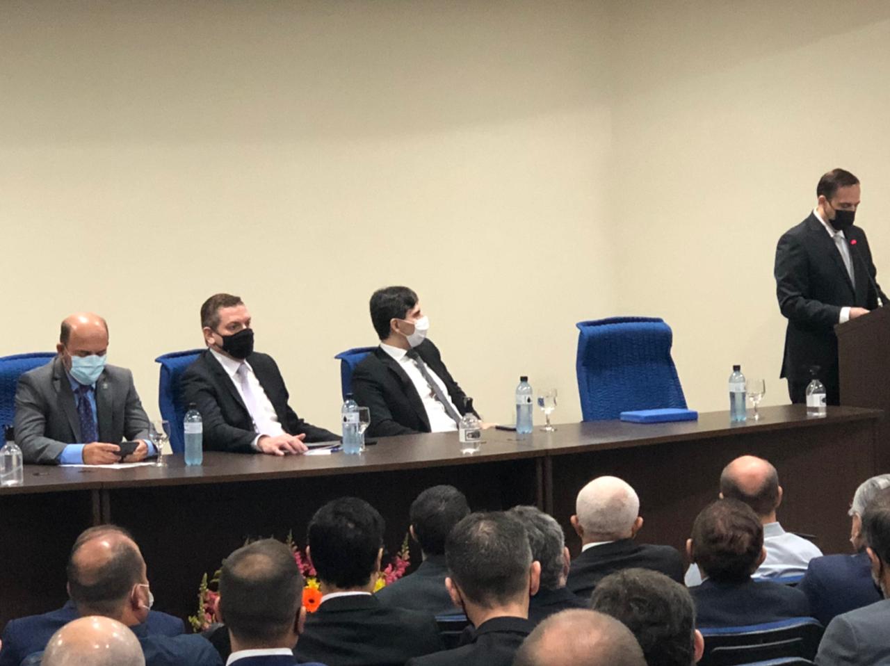 Antenor: risonho, elegante e desatento