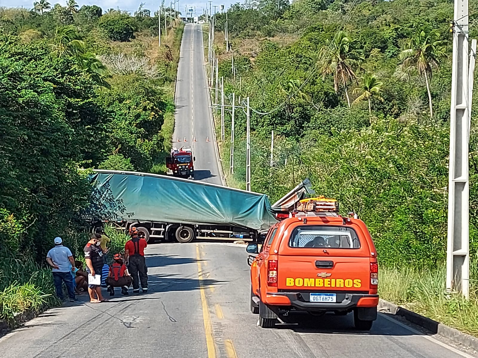 Carreta tomba e bloqueia estrada em Parnamirim