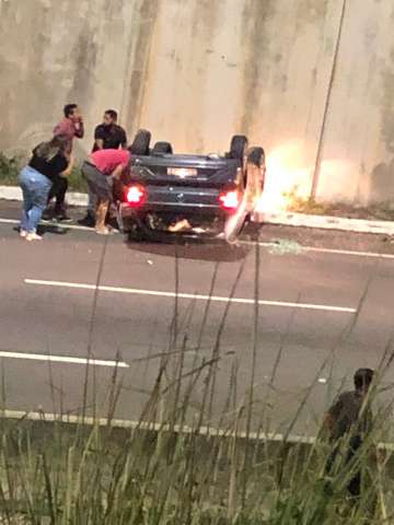 [VÍDEO] Carro capota em viaduto na BR-101