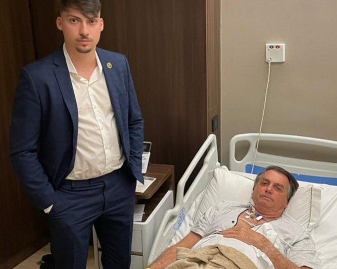 Renan Bolsonaro posta foto com o pai em hospital: “Seja paciente e tenha fé”