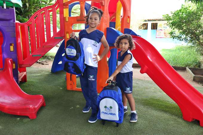Educação de Macaíba distribui kits escolares aos alunos da rede municipal