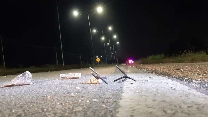 Bandidos espalham grampos em pista de acesso ao aeroporto; motorista quase capota carro com passageiro