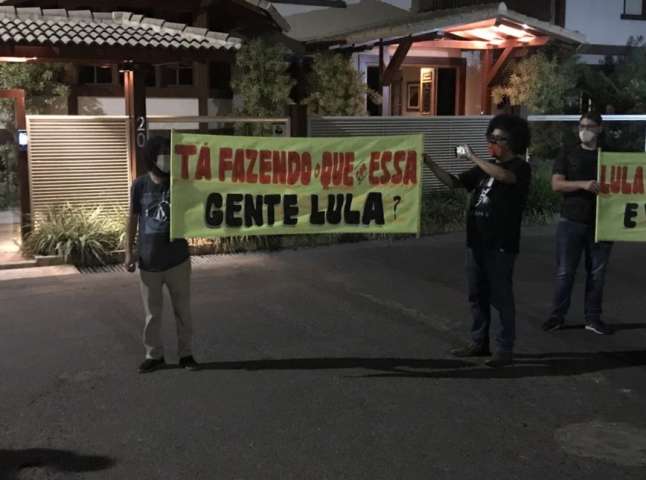Manifestantes criticam Lula por jantar com emedebistas: “Respeite a Dilma”