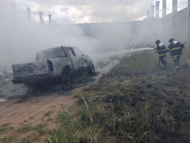 Mais um: carro é incendiado em Parnamirim