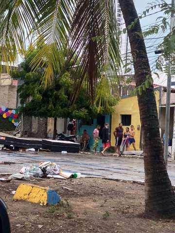 Moradores de Petrópolis colocam colchões no meio da rua e protestam contra alagamentos
