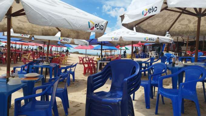 Tibau do Sul: Cadeiras e estacionamentos vazios