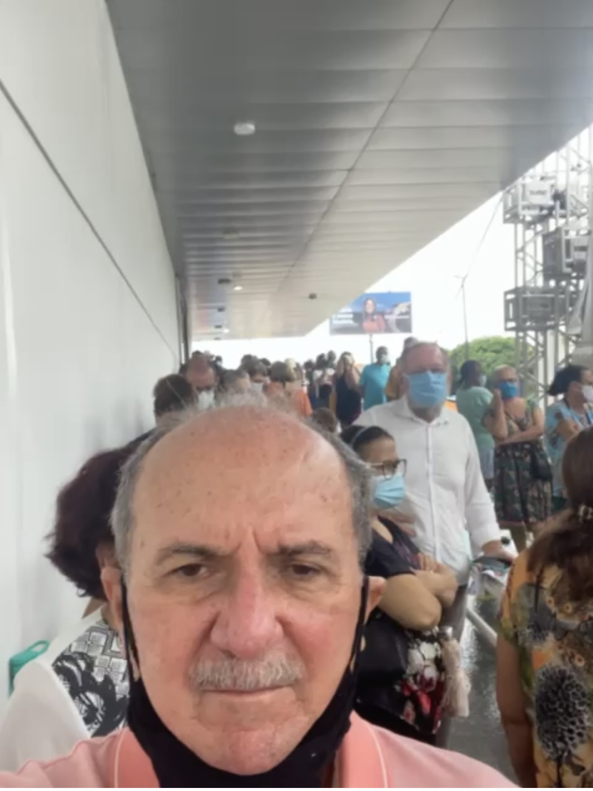 Vacinação: Muvuca na fila da UNP da Roberto Freire