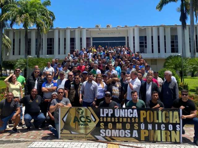 [VÍDEO] Policiais protestam em frente à governadoria