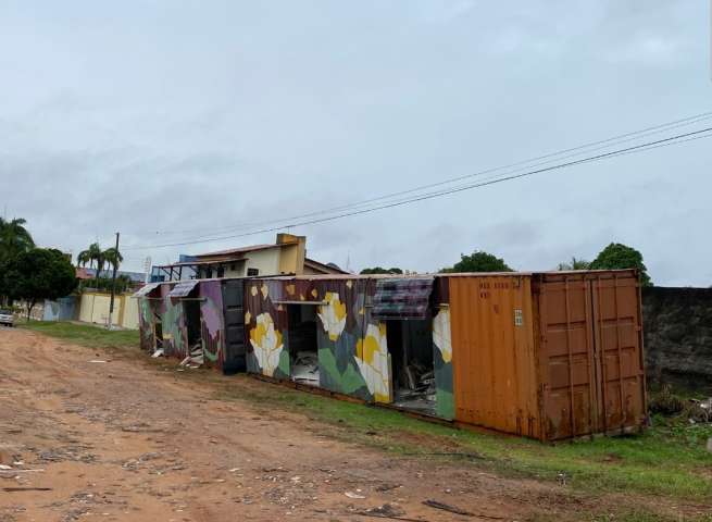 Construtor despeja contêineres em área residencial da zona Sul e órgãos de fiscalização nada fazem