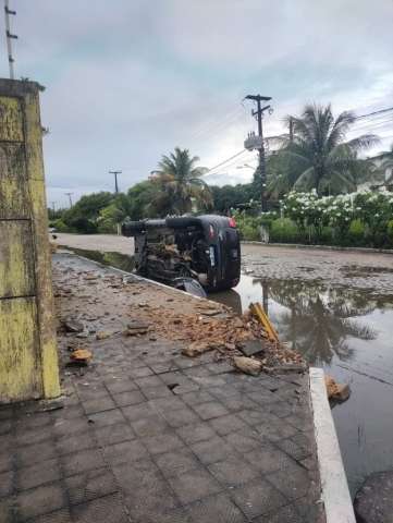Carro capota perto da UFRN e quase coloca em risco corredores no Campus