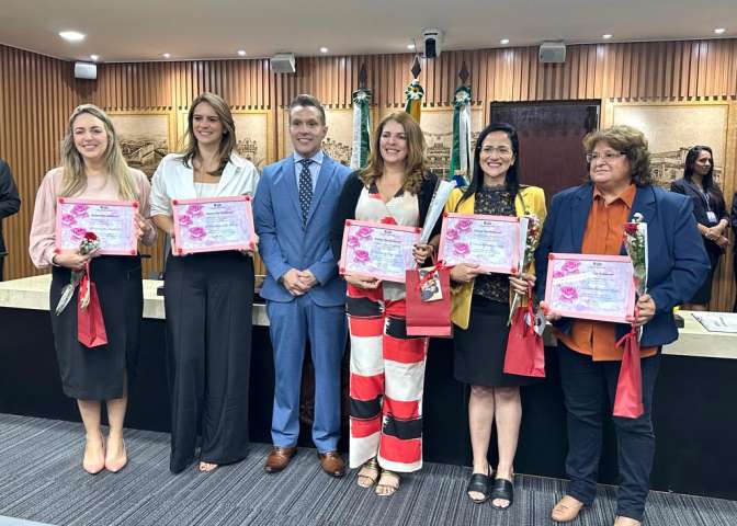 Presidente da Câmara Municipal de Natal presta homenagem às mães parlamentares