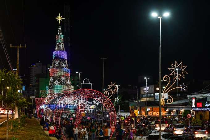 Natal em Natal tem início com acendimento da iluminação temática em Ponta Negra