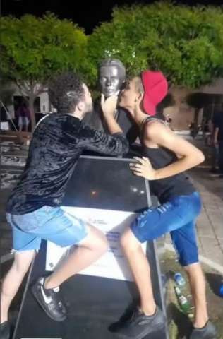 Lacração: Vandalismo e falta de respeito com o busto do ex-prefeito Manoel Paulino, pai do desembargador Cláudio Santos