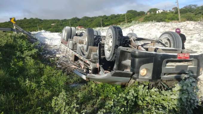 Motorista morre após caminhão tombar em rodovia no interior do RN