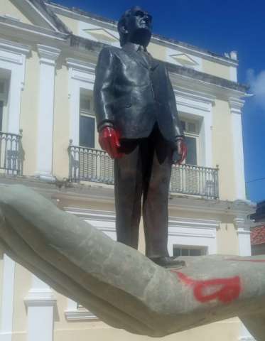 Vândalos picham estátua em frente ao Memorial Câmara Cascudo