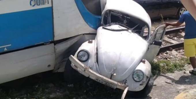 Trem acerta Fusca em Natal