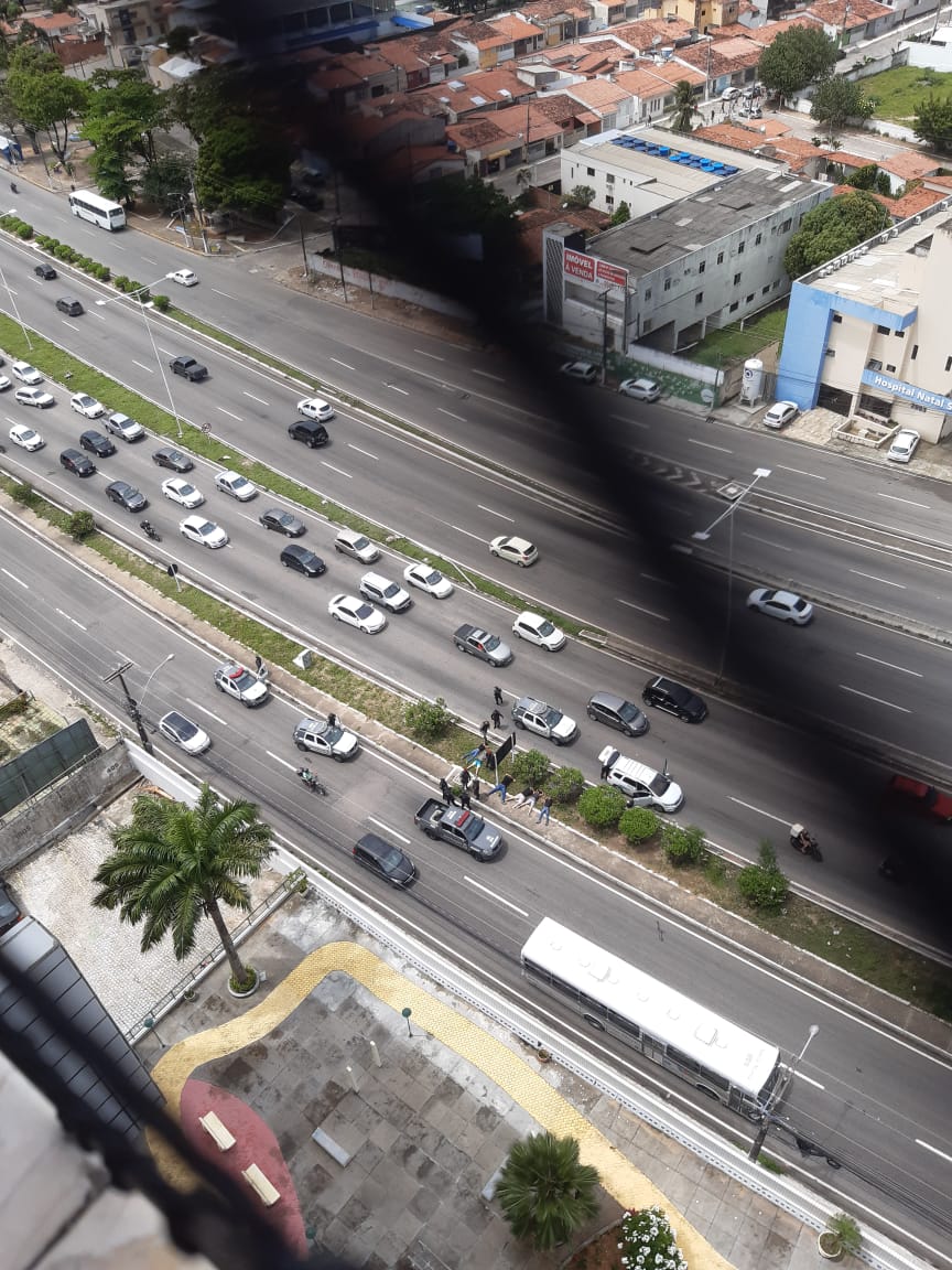 Muitos tiros na frente do edifício Jacumã