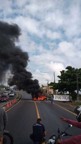 [VÍDEO] Protesto interdita trânsito na ponte velha