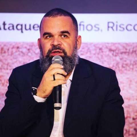 UFRN: Professor que baixou calça na frente de alunas se recusa a dar aula porque estudante não colocou máscara