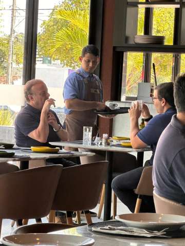Paulinho e BG almoçam no restaurante Mipibu