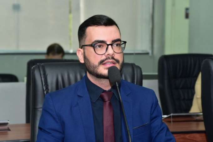 Jovem vereador se afasta do cargo para tratar 