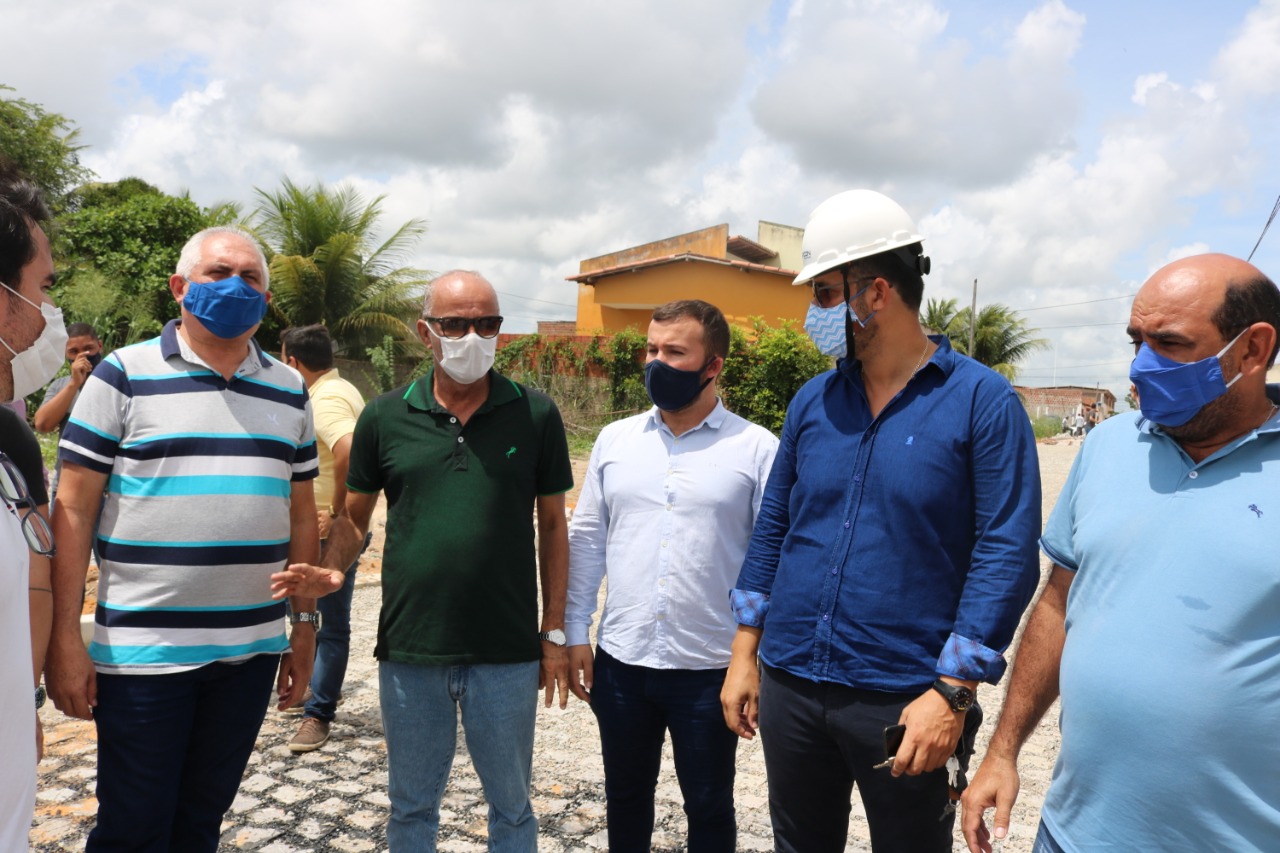 Vereadores e Prefeito de Parnamirim visitam obras em andamento no município