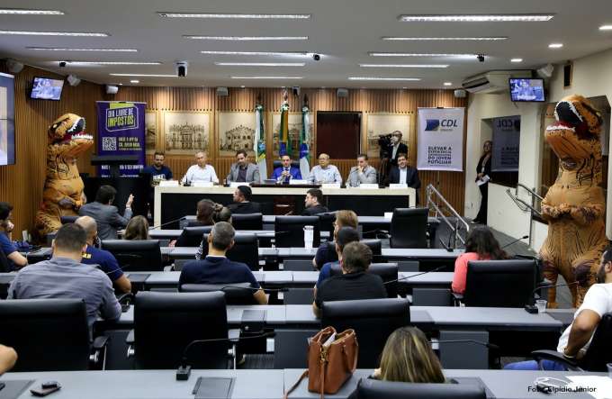 Entidades empresariais e poder público discutem a alta carga tributária no país