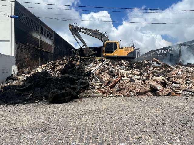 48 horas depois ainda tem fogo na Dunlop Pneus em Parnamirim