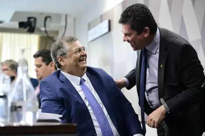 Dino e Moro se abraçam e riem durante sabatina no Senado
