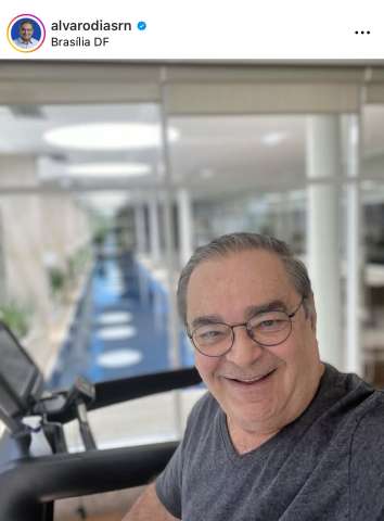 Álvaro Dias não quer mais ter cinturinha de ovo