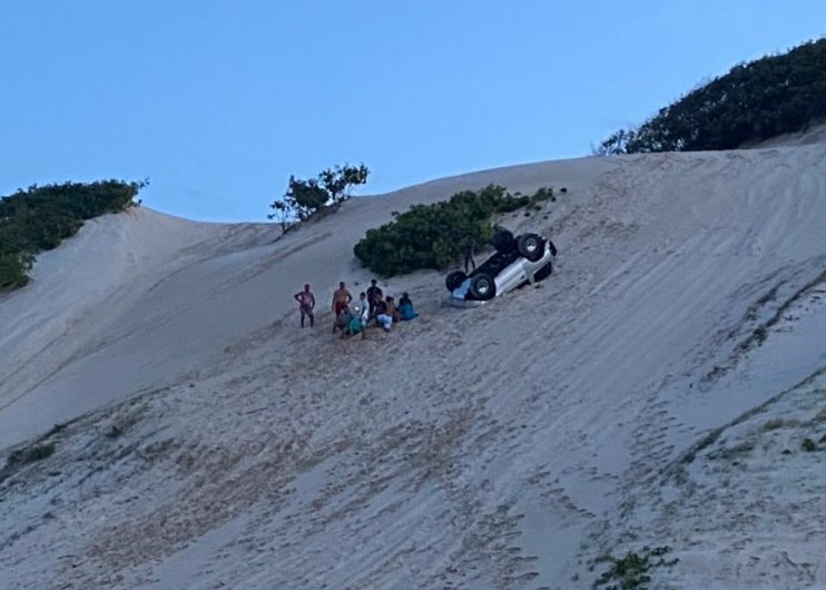 Carro vira nas dunas de Jacumã