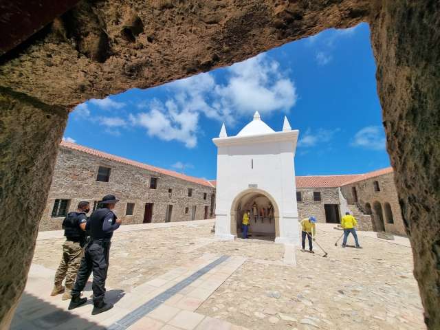 Governo do RN usa detentos para limpar e pintar Forte dos Reis Magos