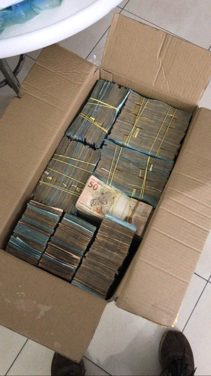 [VÍDEO E FOTOS] PF encontra pilhas de dinheiro escondidas em caixas, miaeiros e até em ursinho de pelúcia no RN