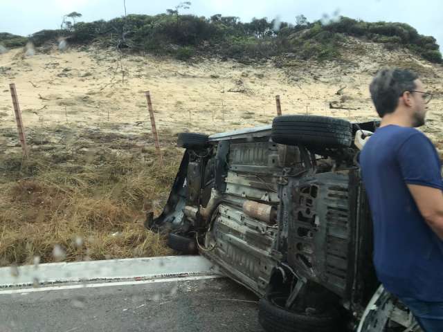 Choveu, capotou: Via Costeira tem novo acidente de carro durante chuva